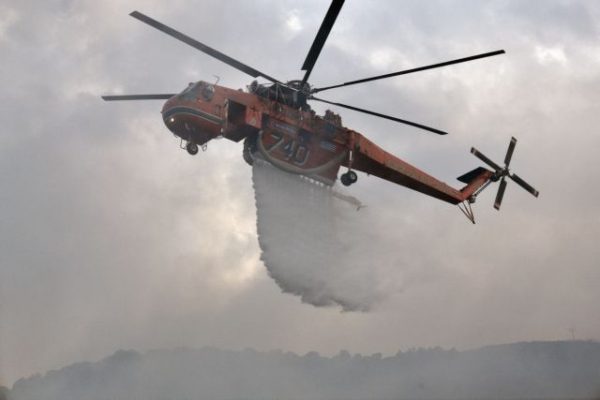 Κύθηρα: Φωτιά στον Κάλαμο – Σηκώθηκε και ελικόπτερο