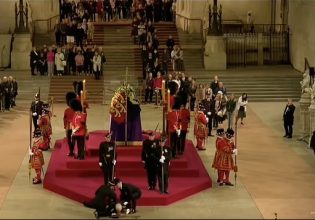 Βασίλισσα Ελισάβετ: Φρουρός σωριάζεται στο πάτωμα με το πρόσωπο ενώ πίσω είναι η σορός της