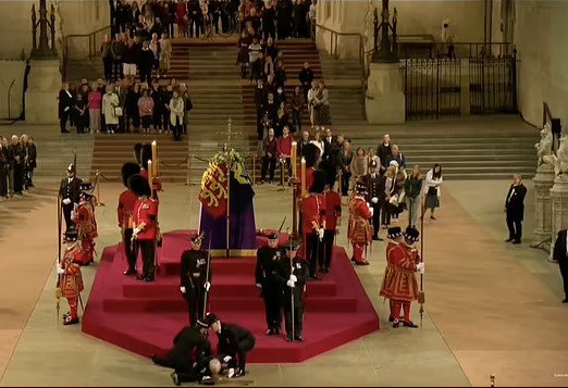 Βασίλισσα Ελισάβετ: Φρουρός σωριάζεται στο πάτωμα με το πρόσωπο ενώ πίσω είναι η σορός της