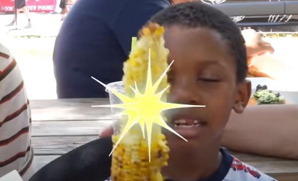 Το αξιολάτρευτο παιδί που έκανε viral το καλαμπόκι