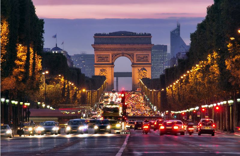 Γαλλία: Διακοπή νυχτερινού φωτισμού δημοτικών κτιρίων και μνημείων στο Παρίσι και μείωση της θέρμανσης