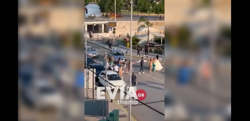 Χαλκίδα: Νύφη και καλεσμένοι έκλεισαν την παλιά γέφυρα χορεύοντας στην μέση του δρόμου