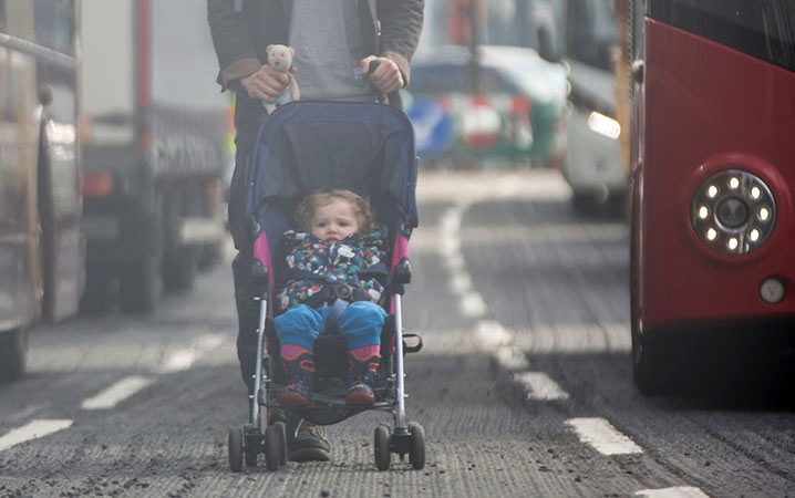 Aτμοσφαιρική ρύπανση: Η έκθεση στη βρεφική ηλικία ίσως προκαλεί δομικές αλλαγές στον εγκέφαλο