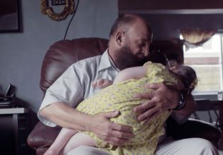 Η συγκινητική ιστορία του ανάδοχου πατέρα παιδιών με ανίατες ασθένειες – «Φύλακας Αγγέλων»