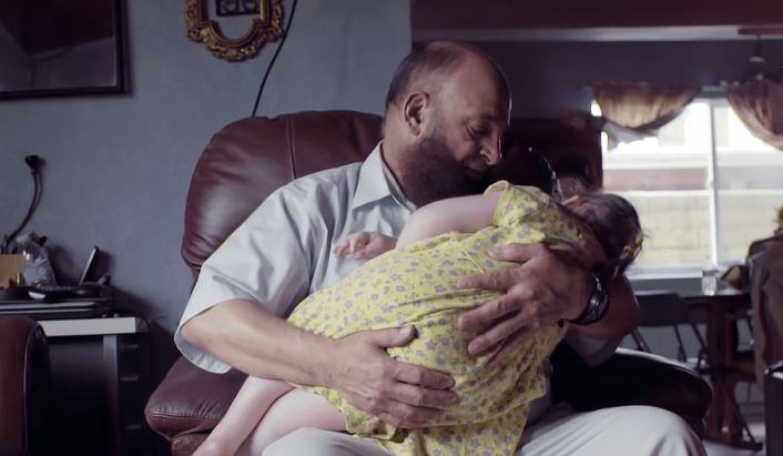 Η συγκινητική ιστορία του ανάδοχου πατέρα παιδιών με ανίατες ασθένειες – «Φύλακας Αγγέλων»