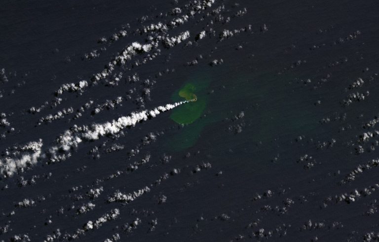 Νέο νησί αναδύθηκε στον Ειρηνικό λόγω υποθαλάσσιας ηφαιστειακής έκρηξης