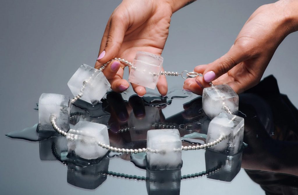 Κολιέ που λιώνει κυριολεκτικά… πάνω σου