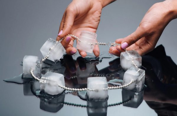 Κολιέ που λιώνει κυριολεκτικά… πάνω σου