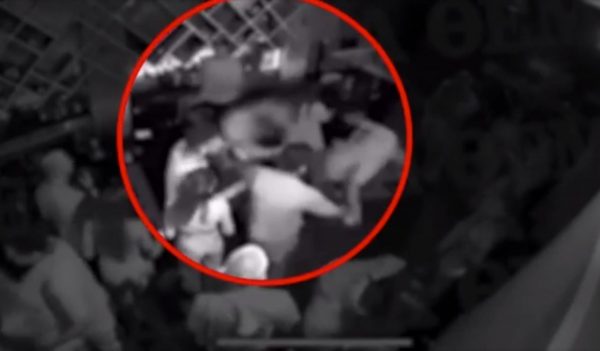 Ίος: Νταής θαμώνας σε μπαρ πλάκωσε στο ξύλο τουρίστες γιατί τον ακούμπησαν