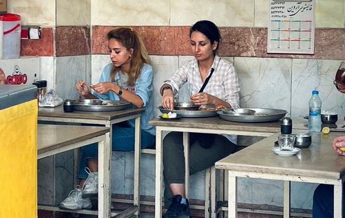 Ιράν: Γυναίκα συνελήφθη επειδή έτρωγε σε εστιατόριο χωρίς το χιτζάμπ της