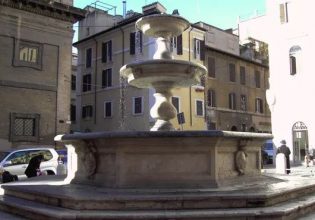 Ρώμη: Τουρίστας «έφαγε» πρόστιμο επειδή έτρωγε παγωτό στα σκαλιά ιστορικού συντριβανιού