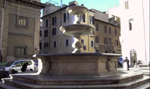 Ρώμη: Τουρίστας «έφαγε» πρόστιμο επειδή έτρωγε παγωτό στα σκαλιά ιστορικού συντριβανιού