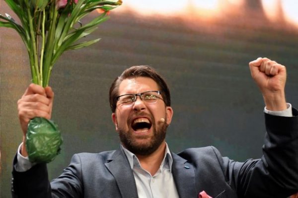 Τζίμι Ακεσον: Αυτός είναι ο ακροδεξιός ρυθμιστής των πολιτικών εξελίξεων στη Σουηδία