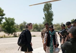 Αντζελίνα Τζολί: Στο κατεστραμμένο από τις πλημμύρες Πακιστάν η ηθοποιός
