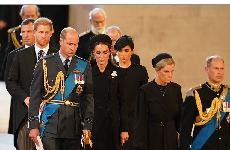 Κέιτ και Μέγκαν: Δίπλα – δίπλα στο φέρετρο της Βασίλισσας Ελισάβετ