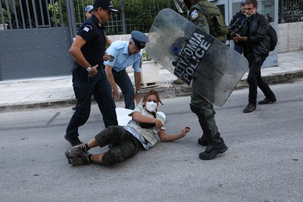 Μαχσά Αμινί: Ένταση έξω από την πρεσβεία του Ιράν στην Αθήνα – Αστυνομικοί έριξαν κάτω διαδηλώτρια