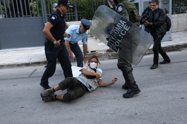 Μαχσά Αμινί: Ένταση έξω από την πρεσβεία του Ιράν στην Αθήνα – Αστυνομικοί έριξαν κάτω διαδηλώτρια