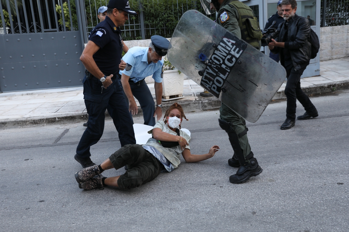 Μαχσά Αμινί: Ένταση έξω από την πρεσβεία του Ιράν στην Αθήνα - Αστυνομικοί έριξαν κάτω διαδηλώτρια