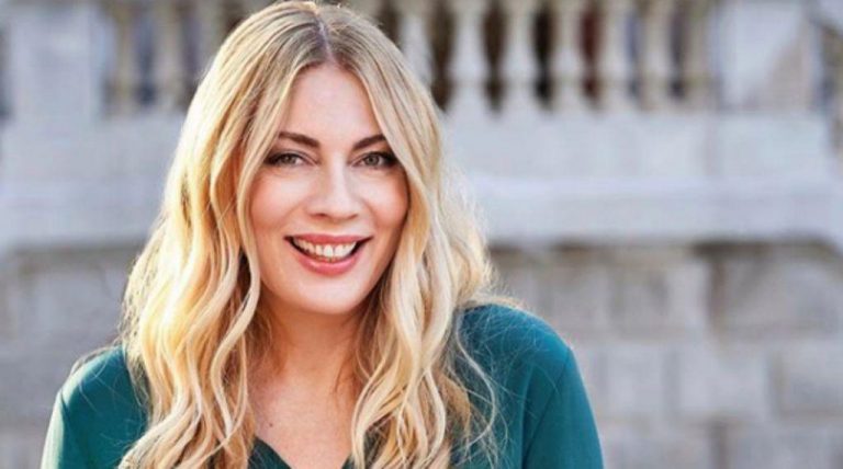 Σμαράγδα Καρύδη: Ο έρωτας με τον Αθερίδη, το «Παρά Πέντε» και ο σκηνοθέτης που της ζήτησε να κυκλοφορεί με… ποδιά