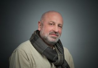 Γρηγόρης Καραντινάκης: «Ο καλλιτέχνης συγκρούεται με το τρένο της πραγματικότητας»