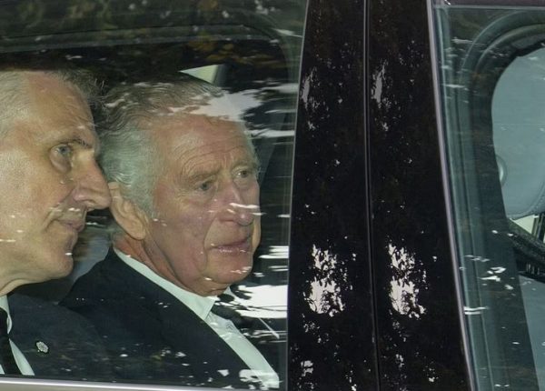 Βρετανία: Οι πρώτες φωτογραφίες του βασιλιά Καρόλου μετά τον θάνατο της βασίλισσας