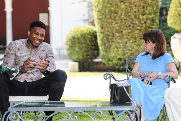 Κατερίνα Σακελλαροπούλου: Με υψωμένες γροθιές πανηγύρισε τη νίκη της Εθνικής