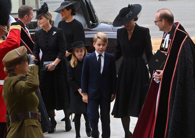 Βασίλισσα Ελισάβετ: Συγκινημένα τα δισέγγονά της - Ακολούθησαν τη σορό της