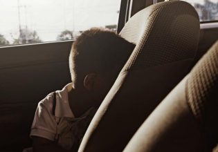 Κρήτη: Στο νοσοκομείο η μητέρα του μωρού που άφησε ο πατέρας του στο αμάξι για να κάνει μπάνιο