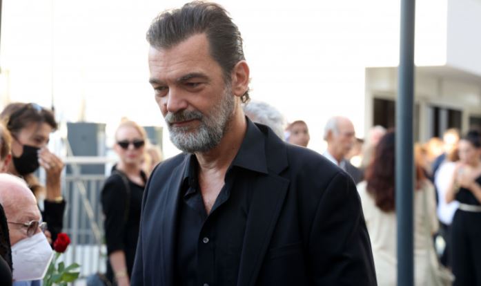 Κώστας Καζάκος: Συντετριμμένος ο γιος του – Μαζί με τα παιδιά του στην αποχαιρετιστήρια τελετή