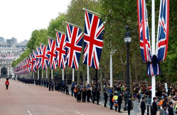Βασίλισσα Ελισάβετ: Στους δρόμους από τα ξημερώματα οι Βρετανοί για την κηδεία της