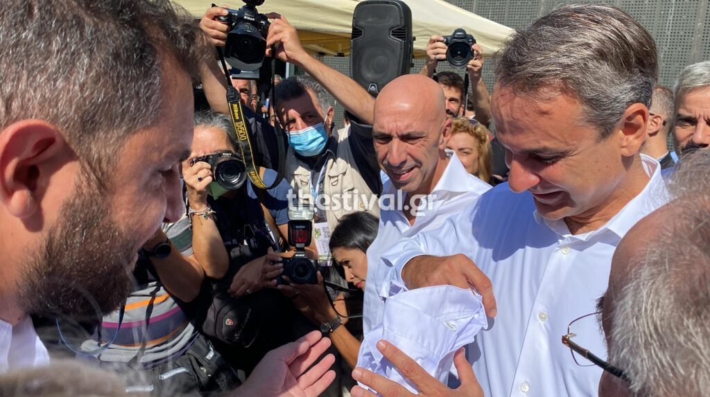 ΔΕΘ: Η μπλούζα μαγειρικής που χάρισαν στον Μητσοτάκη – «Δεν σκαμπάζω από μαγειρική»