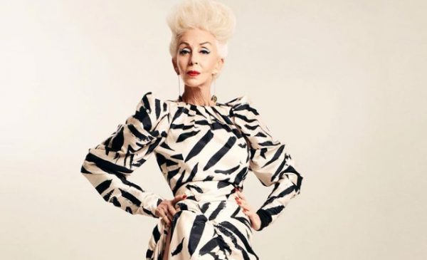 Κολίν Χάιντεμαν: Η 72χρονη που σπάει τα κατεστημένα και καθιερώνει νέα πρότυπα ομορφιάς