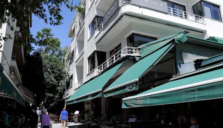 Κολωνάκι: Γνωστός επικοινωνιολόγος ο άνδρας που έπεσε από το μπαλκόνι