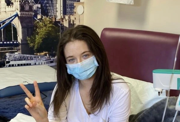 Βρετανία: 21χρονη νόμιζε πως είχε hungover, αλλά είχε καρκίνο – Τα συμπτώματα που αγνόησε