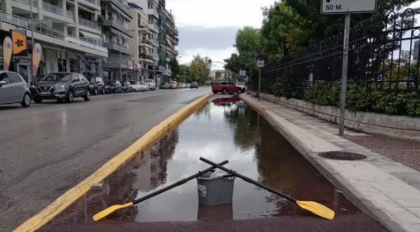 Πάτρα: Μπήκε με κουπιά στον ποδηλατόδρομο γιατί… πλημμύρισε