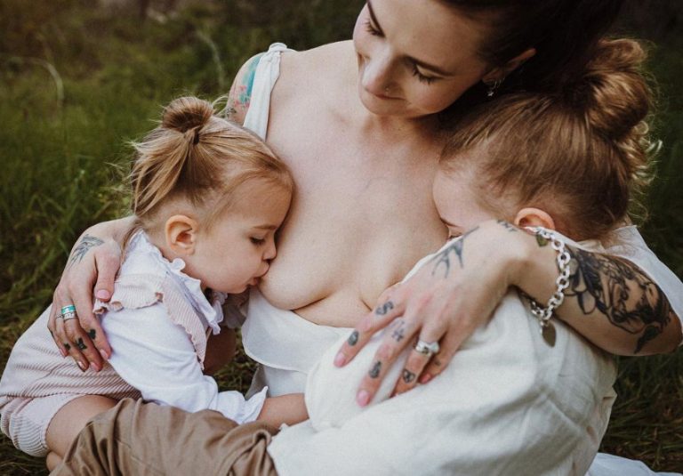 Θηλάζει τον 5χρονο γιο της και στέλνει το δικό της μήνυμα για το γυναικείο σώμα