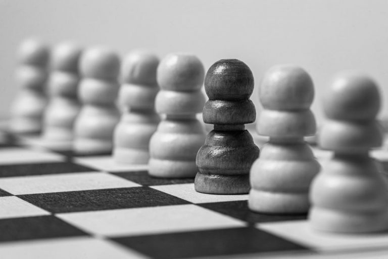 Στη δίνη της ημιμάθειας και του ψεύδους