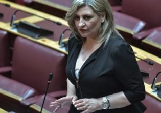 Ευαγγελία Λιακούλη: «Καθρεφτάκια για ιθαγενείς» μοιράζει η κυβέρνηση, «κουρελιασμένη από τις υποκλοπές»