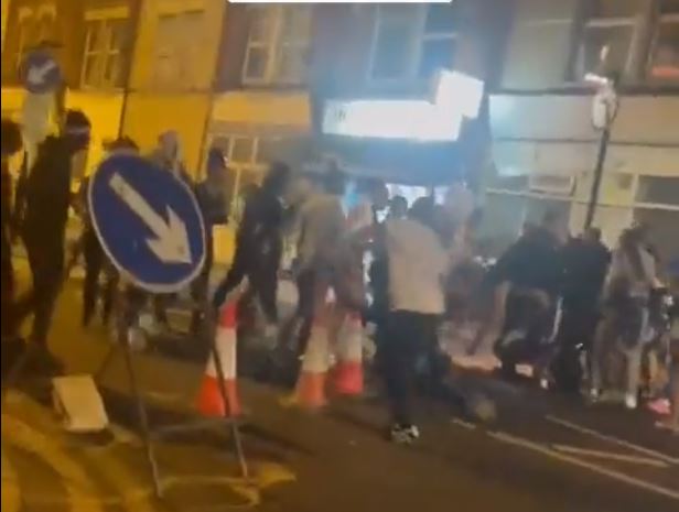 Άγριος ξυλοδαρμός γυναίκας στο Λονδίνο - Δεκάδες άτομα τη χτυπούσαν στη μέση του δρόμου