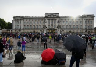 Βρετανία: Αποχαιρετούν τη βασίλισσα Ελισάβετ οι πολίτες