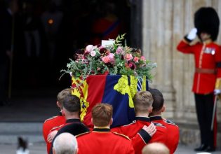 Βασίλισσα Ελισάβετ: Το στεφάνι γεμάτο συμβολισμούς στο φέρετρό της