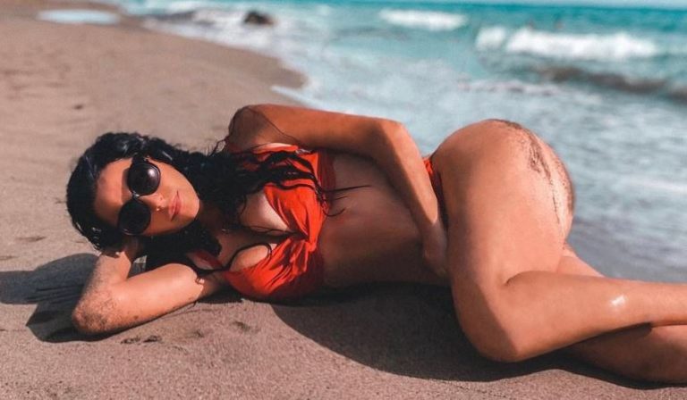 Γυμνή στο κρεβάτι η Πόπη Μαλλιωτάκη παίζει με τα… μαλλιά της