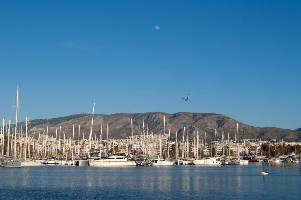 Άλιμος: Φωτιά σε σκάφος στην Μαρίνα – Δύο τραυματίες