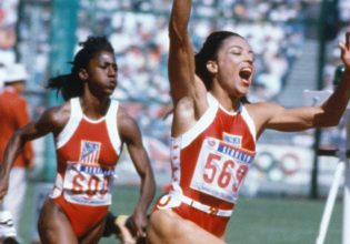 Φλόρενς Γκρίφιθ Τζόινερ: Η τραγική ζωή και το εξωφρενικό στυλ της ταχύτερης γυναίκας στον κόσμο