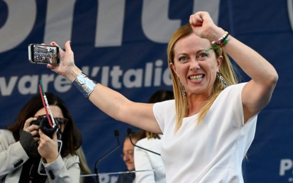 Ιταλία: Η Μελόνι ανέβαλε την άσκηση του εκλογικού της δικαιώματος