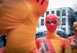 «Δε θα σταματήσω ποτέ να λέω την ιστορία μου»: Τέλος στην ενοχοποίηση των θυμάτων βιασμού