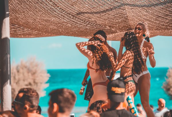 Guardian: Η Μύκονος έχει χορτάσει από τουρισμό με σαμπάνια- «Παιδική χαρά για πλούσιους και διάσημους»