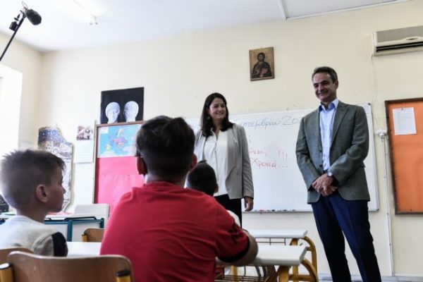 Κυριάκος Μητσοτάκης: Σε δημοτικό σχολείο της Δραπετσώνας για τον αγιασμό