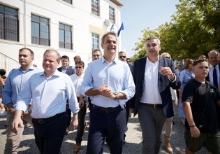 Μητσοτάκης από Σέρρες: Στις εκλογές του 2023 ο λαός θα κρίνει και θα συγκρίνει – Το καλωσόρισμα από Καραμανλή