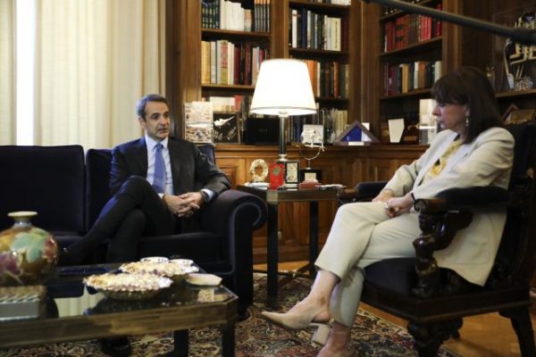 Συνάντηση Μητσοτάκη – Σακελλαροπούλου αύριο